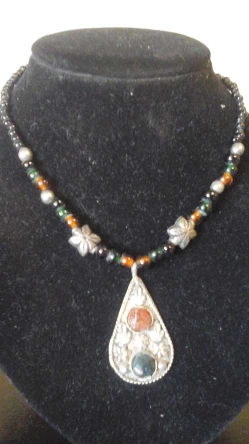 SIMPLY EXQUISITE BEADED NECKLACE WITH TEAR DROP PENDANT. STUNNING COSTUME JEWELLERY. BEAUTIFUL!