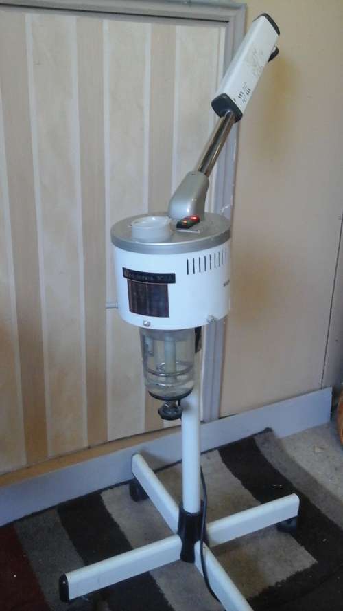 A GORGEOUS 303 BEAUTY THERAPISTS VAPOURIZER FACIAL STEAMER & OZONE MACHINE