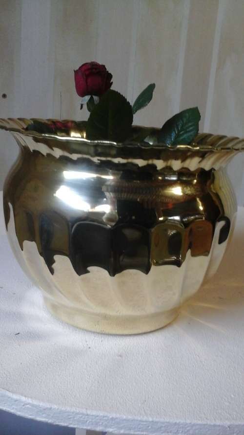 TERRIFIC VINTAGE BRASS FLOWER POT. ABSOLUTELY LOVELY PIECE!