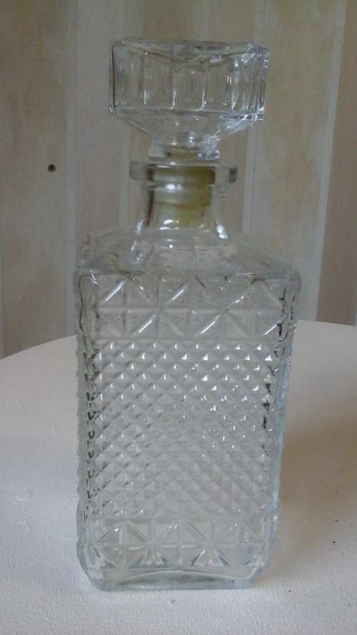 SIMPLY EXQUISITE VINTAGE MODELE DEPOSE CUT GLASS DECANTER. MADE IN FRANCE. GORGEOUS PIECE!