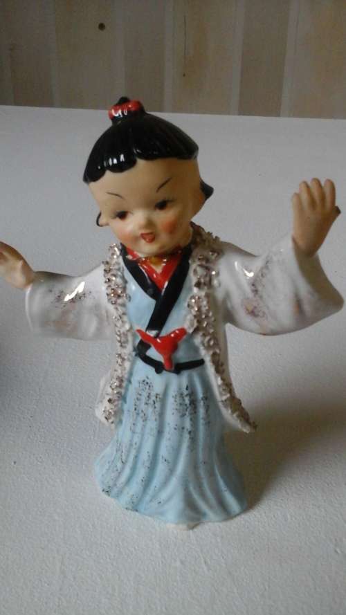 MAGNIFICENT VINTAGE CAPRI LADY FIGURINE. FINE QUALITY, HAND PAINTED. STUNNING PIECE!