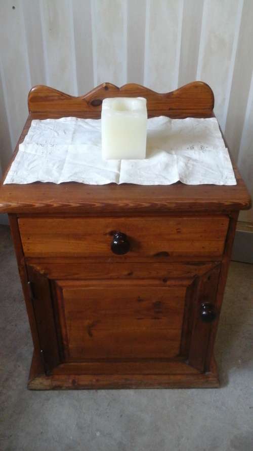ABSOLUTELY GORGEOUS COTTAGE STYLE BEDSIDE CABINET. FABULOUS & FUNCTIONAL!
