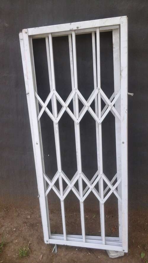 SIMPLY TERRIFIC EXPANDA/TRELLIDOR BURGLAR BARS. JUST WHAT YOU LOOKING FOR