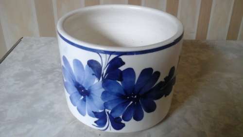 TERRIFIC PORCELAIN/ CERAMIC FLOWER POT/ VASE. FANTASTIC AND BEAUTIFUL PIECE!