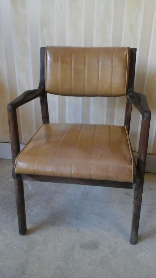 ABSOLUTELY TERRIFIC VINTAGE WOODEN OFFICE CHAIR. LOOKS LIKE GOVERNMENT ISSUE. FANTASTIC!