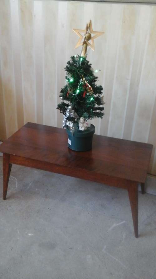 ABSOLUTELY MAGNIFICENT VINTAGE ART DECO COFFEE TABLE. STUNNING AND FUNCTIONAL PIECE!