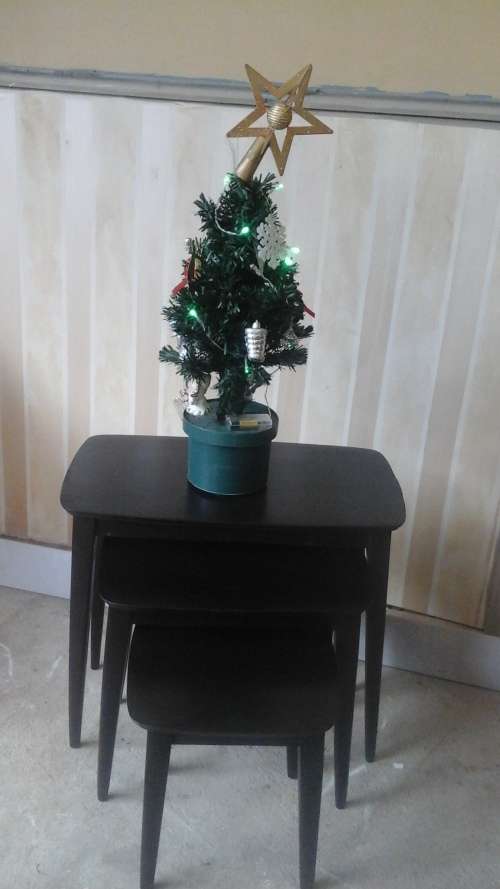 SIMPLY GORGEOUS VINTAGE ART DECO STYLE NEST OF TABLES. TERRIFCALLY STUNNING AND USEFUL!