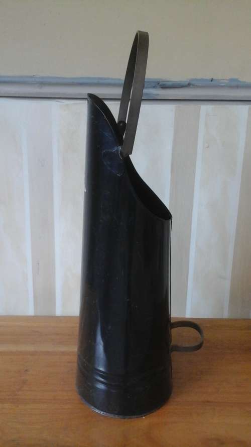 TOTALLY TERRIFIC LARGE BRASS AND STEEL COAL SCUTTLE. EXCELLENT FOR DECORATIVE PURPOSES/ AS A HOLDER!