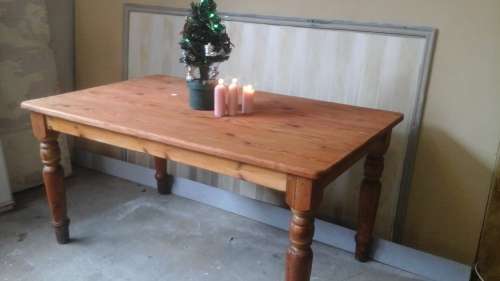 INCREDIBLY STUNNING WOODEN DINNING ROOM TABLE.  BEAUTIFUL & PRACTICAL PIECE!