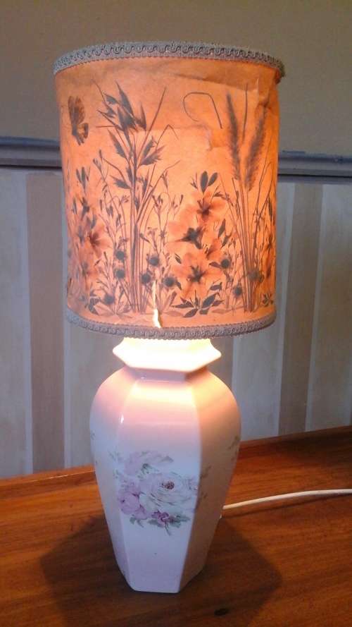SIMPLY EXQUISITE VINTAGE VICTORIA ROSE LAMP. STAFFORDSHIRE ENGLAND. BEAUTIFUL PIECE!