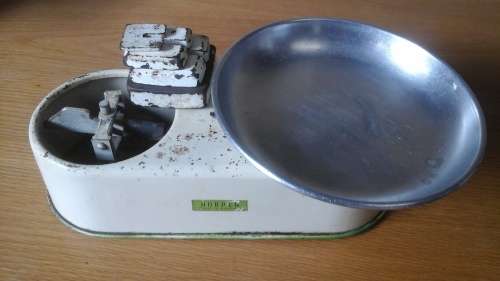 INCREDIBLE VINTAGE HARPER GROCERS SCALE. MADE IN ENGLAND. GREAT PIECE OF HISTORY!