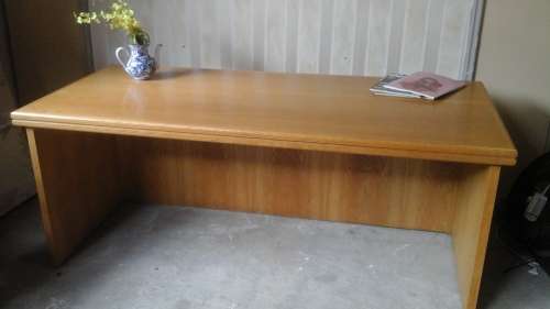 ABSOLUTELY AWESOME LARGE OAK FINISH OFFICE DESK. FANTASTIC, SPACIOUS AND FUNCTIONAL!