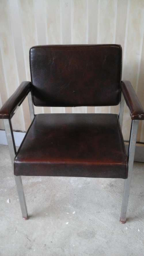 ABSOLUTELY TERRIFIC VINTAGE STEEL AND PLEATHER VISITORS CHAIR. AWESOME AND PRACTICAL PIECE!