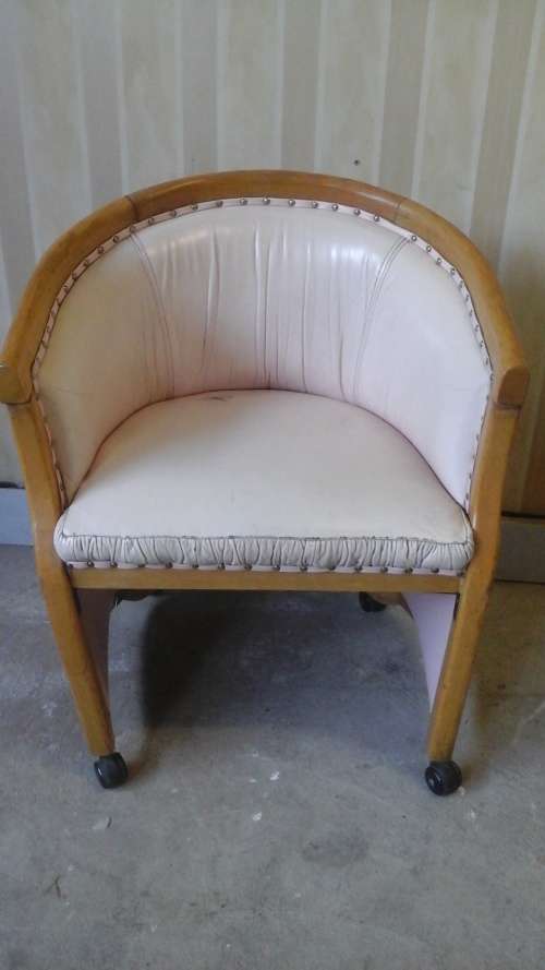 ABSOLUTELY TERRIFIC VINTAGE OAK TUB CHAIR ON WHEELS. MAGNIFICENT PIECE!