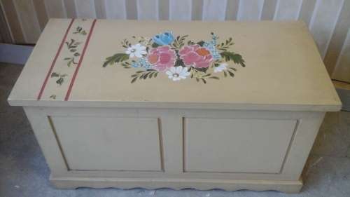 ABSOLUTELY BEAUTIFUL PINE BLANKET BOX. STUNNING AND HANDY PIECE!