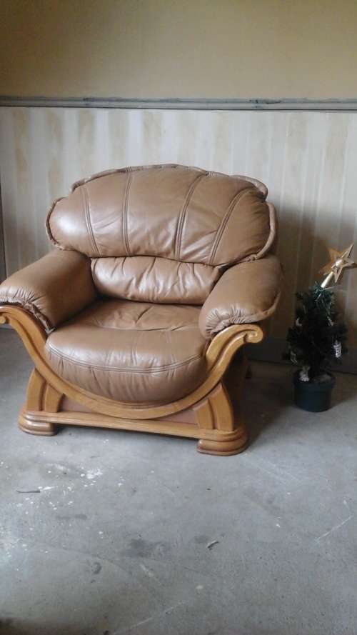 SIMPLY PHENOMENAL GRAFTON EVEREST ONE SEATER WOOD & LEATHER? COUCH.H.  SPECTACULAR & COMFY!