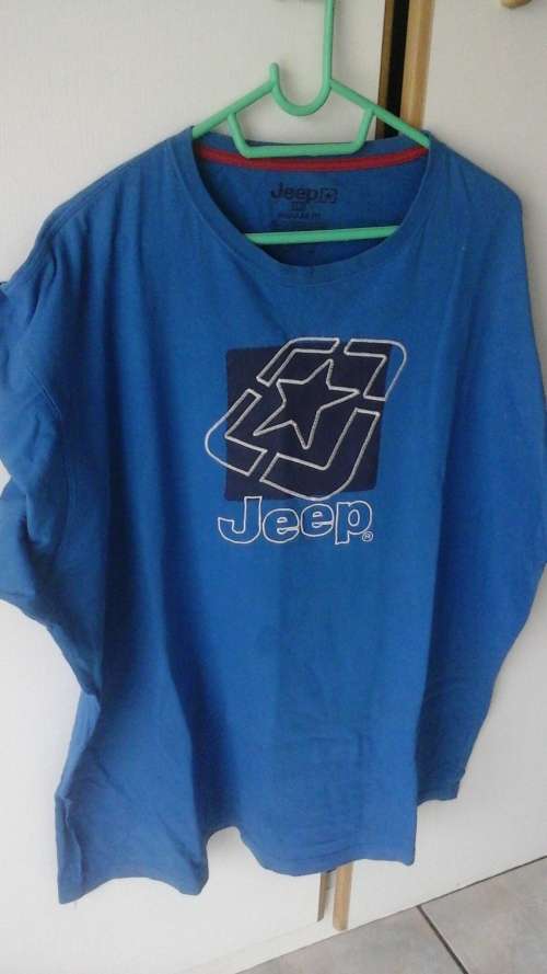 AS GOOD AS NEW 3XL JEEP T SHIRT.
