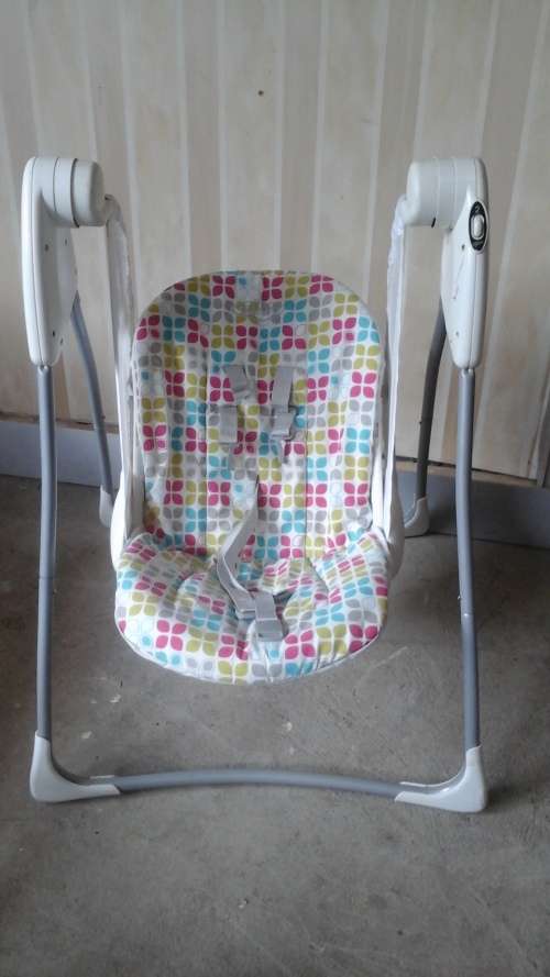 AWESOME GRACO BABY DELIGHT SWING. TERRIFIC AND FUNCTIONAL PIECE!