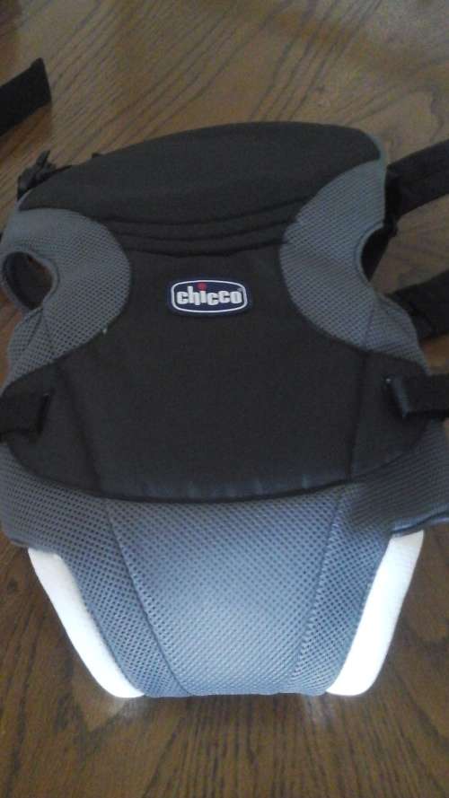 AWESOME CHICCO BABY CARRY POUCH. KEEP BABY SAFE