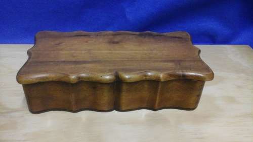 SIMPLY MAGNIFICENT VINTAGE WOODEN TRINKET BOX. ABSOLUTELY LOVELY PIECE!