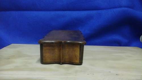 SIMPLY MAGNIFICENT VINTAGE WOODEN TRINKET BOX. ABSOLUTELY LOVELY PIECE!