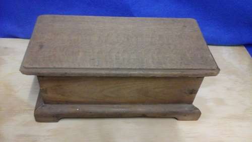 SIMPLY MAGNIFICENT VINTAGE WOODEN TRINKET BOX. ABSOLUTELY LOVELY PIECE!