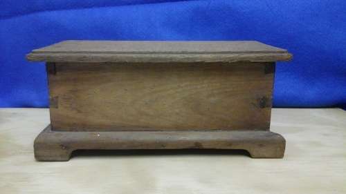 SIMPLY MAGNIFICENT VINTAGE WOODEN TRINKET BOX. ABSOLUTELY LOVELY PIECE!