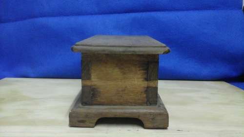 SIMPLY MAGNIFICENT VINTAGE WOODEN TRINKET BOX. ABSOLUTELY LOVELY PIECE!