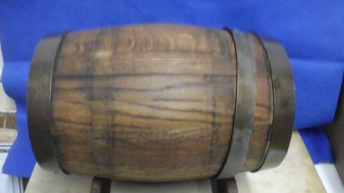 ABSOLUTELY MAGNIFICENT VINTAGE WOODEN BARREL AND STAND. GORGEOUS, DECORATIVE OR COLLECTIBLE!