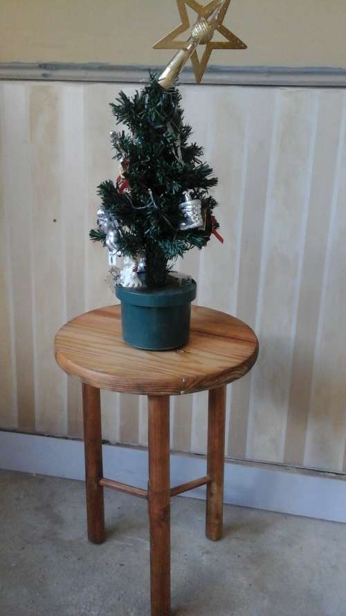 THIS IS A SOLID PINE SMALL ROUND TABLE. NOT LIKE YOUR NORMAL FLIMSY CHIPBOARD TOP TABLES.