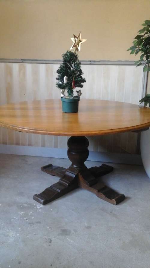 AN IMMACULATE POSSIBLY OAK TOP AND ORNATE IMBUIA BOTTOM DINING ROOM TABLE