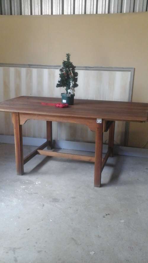 A SUPERBLY CRAFTED VINTAGE EITHER KIAAT OR TEAK DESK/TABLE. LARGE AND PRACTICAL