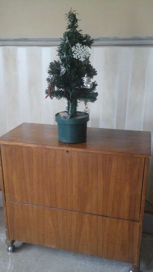 A MAGNIFICENT ART DECO STYLE DRINKS TROLLEY. PLACE FOR BOTTLES AND GLASSES. MAGNIFICENT