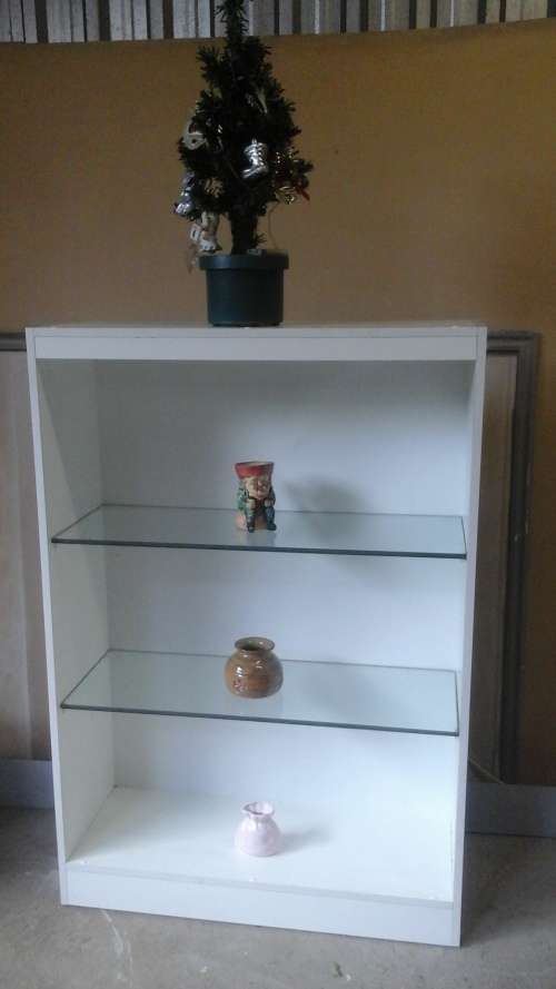 A MAGNIFICENT WHITE MELAMIME AND GLASS BOOKSHELF. HAS TWO GLASS SHELVES THAT ARE TEMPERED GLASS