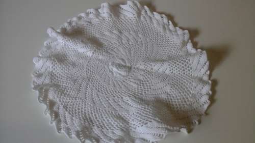 GORGEOUS VINTAGE LARGE CROCHET TRAY CLOTH. BEAUTIFUL PIECE!