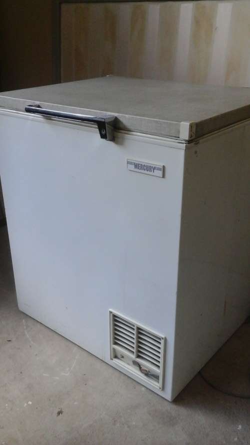 BUY IN BULK AND SAVE WITH THIS 210  MERCURY DEEP FREEZE.. NEEDS REGASSING