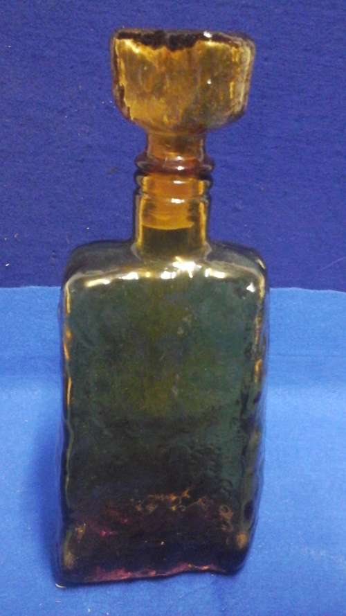 SIMPLY EXQUISITE VINTAGE GLASS DECANTER. ABSOLUTELY GORGEOUS AND USEFUL PIECE!