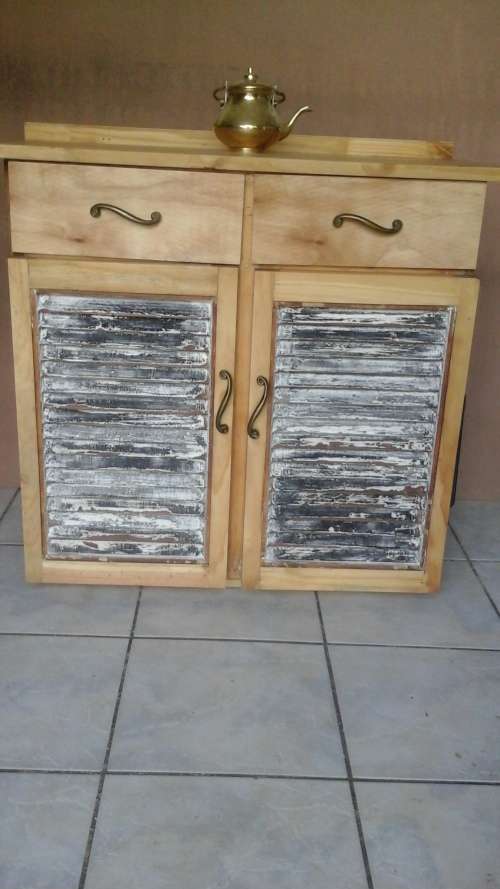 A MAGNIFICENT VINTAGE KITCHEN CABINET. SHABBY SHICK WITH BRASS HANDLES. FANTASTIC PIECE
