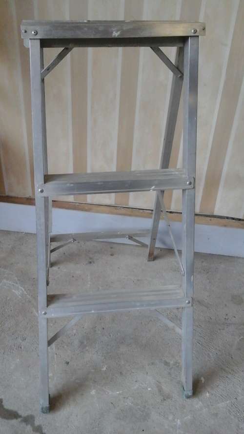 MAKE YOUR LIFE EASIER WITH THIS  FANTASTIC SMALL ALUMINIUM FOLDING STEP LADDER