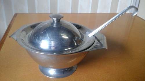 A STUNNING STAINLESS STEEL SOUP TUREEN WITH ITS OWN STAINLESS STEEL LADLE. PERFECT FOR COLD SOUPS
