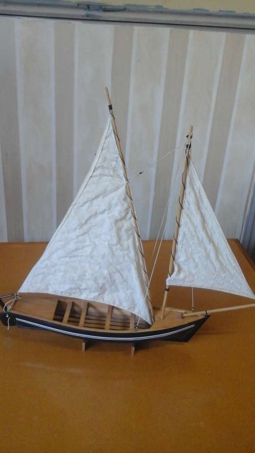AWESOME VINTAGE WOODEN MODEL YACHT/ SAILING BOAT. FANTASTIC DECORATIVE AND COLLECTIBLE!