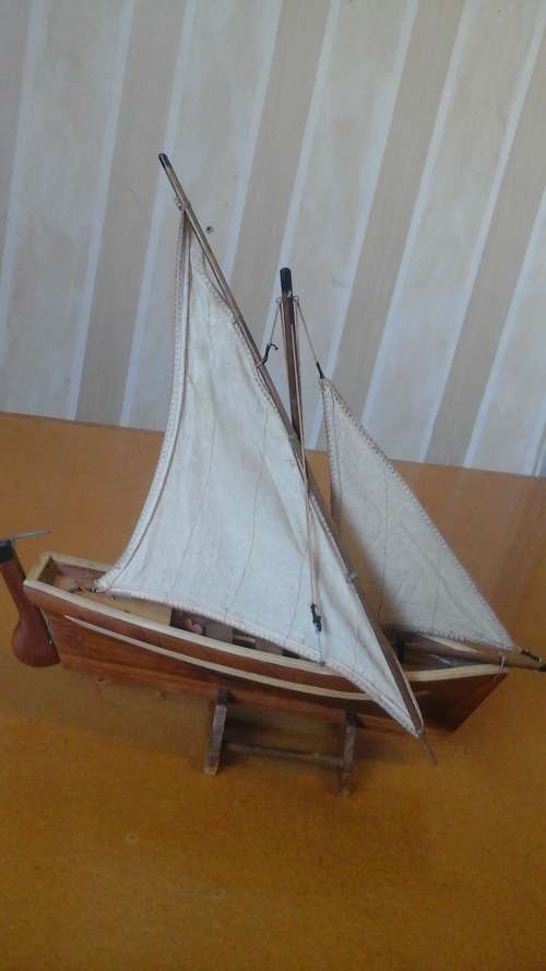 AWESOME VINTAGE WOODEN MODEL YACHT/ SAILING BOAT. FANTASTIC DECORATIVE AND COLLECTIBLE!