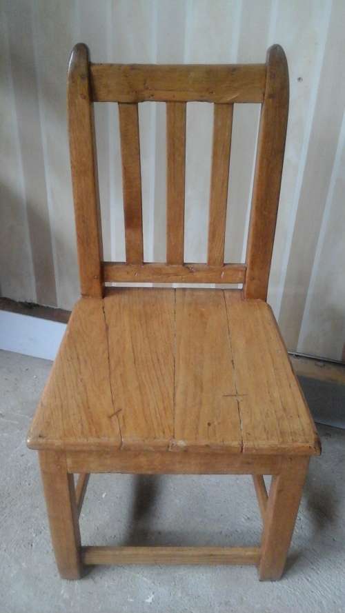 A REGAL VINTAGE OAK WOODEN CHAIR. THE CHAIR HAS A SOLID WOODEN SEAT