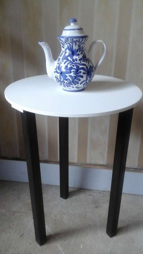 TOTALLY FABULOUS ROUND WOODEN TABLE. USEFUL AND TERRIFIC PIECE!