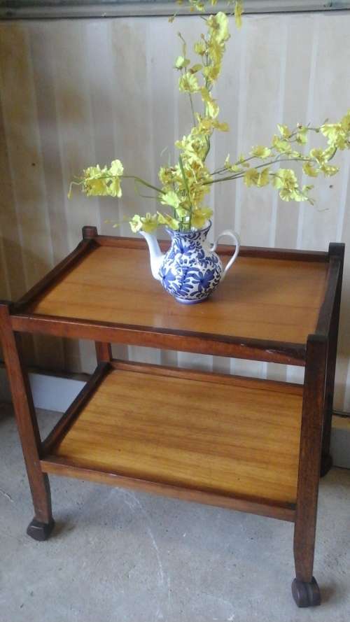 ABSOLUTELY EXQUISITE VINTAGE IMBUIA TEA TROLLEY. STUNNING & FUNCTIONAL PIECE!