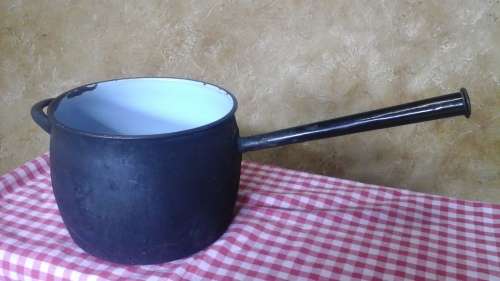 A FANTASTIC VINTAGE LARGE ENAMEL SAUCEPAN SO WELL USED PERFECT FOR GARDEN DECOR