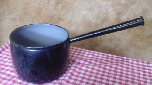 A FANTASTIC VINTAGE LARGE ENAMEL SAUCEPAN STILL HAS A BIT OF LIFE LEFT