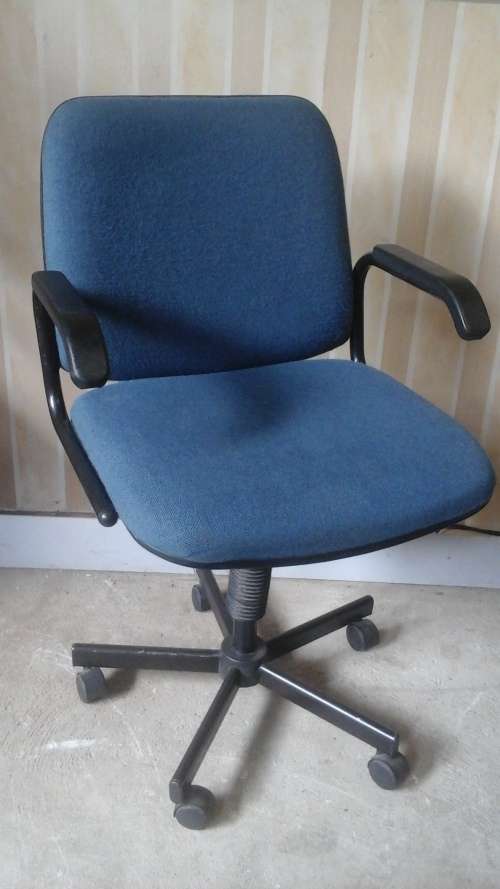 ABSOLUTELY AWESOME EXECUTIVE OFFICE CHAIR. FANTASTIC AND PRACTICAL PIECE!
