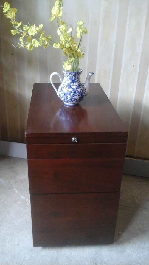 A SOLID SET OF OFFICE DRAWERS. LOVELY DARK WOOD FINNISH. THREE  DRAWERS.