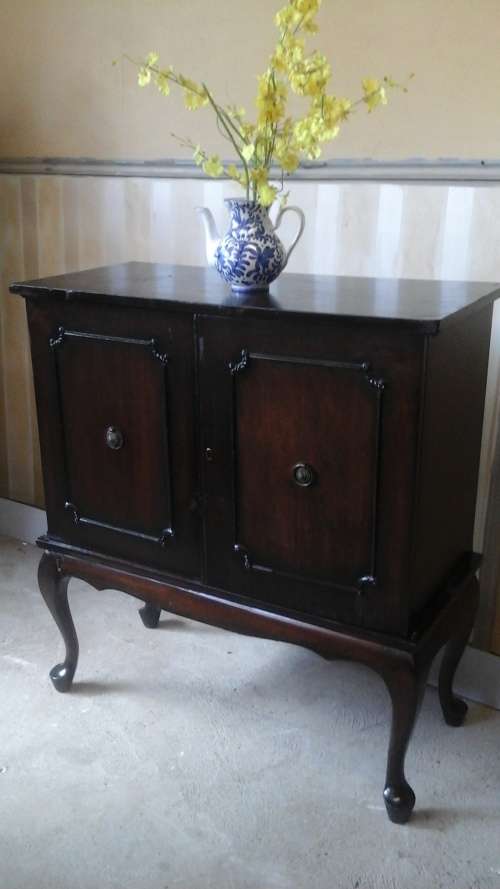 FANTASTIC VINTAGE QUEEN ANNE STYLE  TELEVISION CABINET. FANTASTIC CONDITION FOR ITS AGE